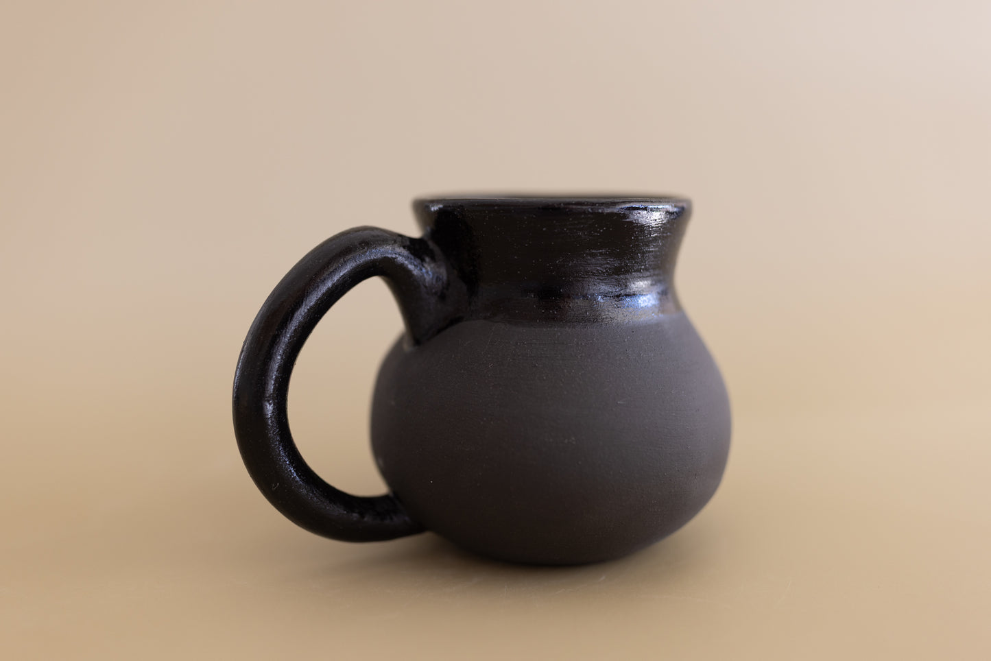 MUG 84/86 BLACK ON BLACK