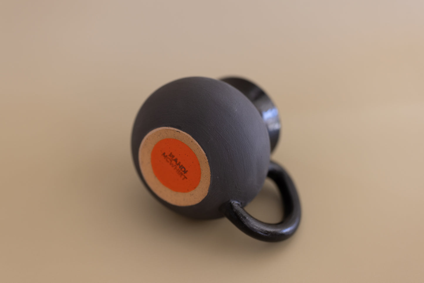 MUG 84/86 BLACK ON BLACK