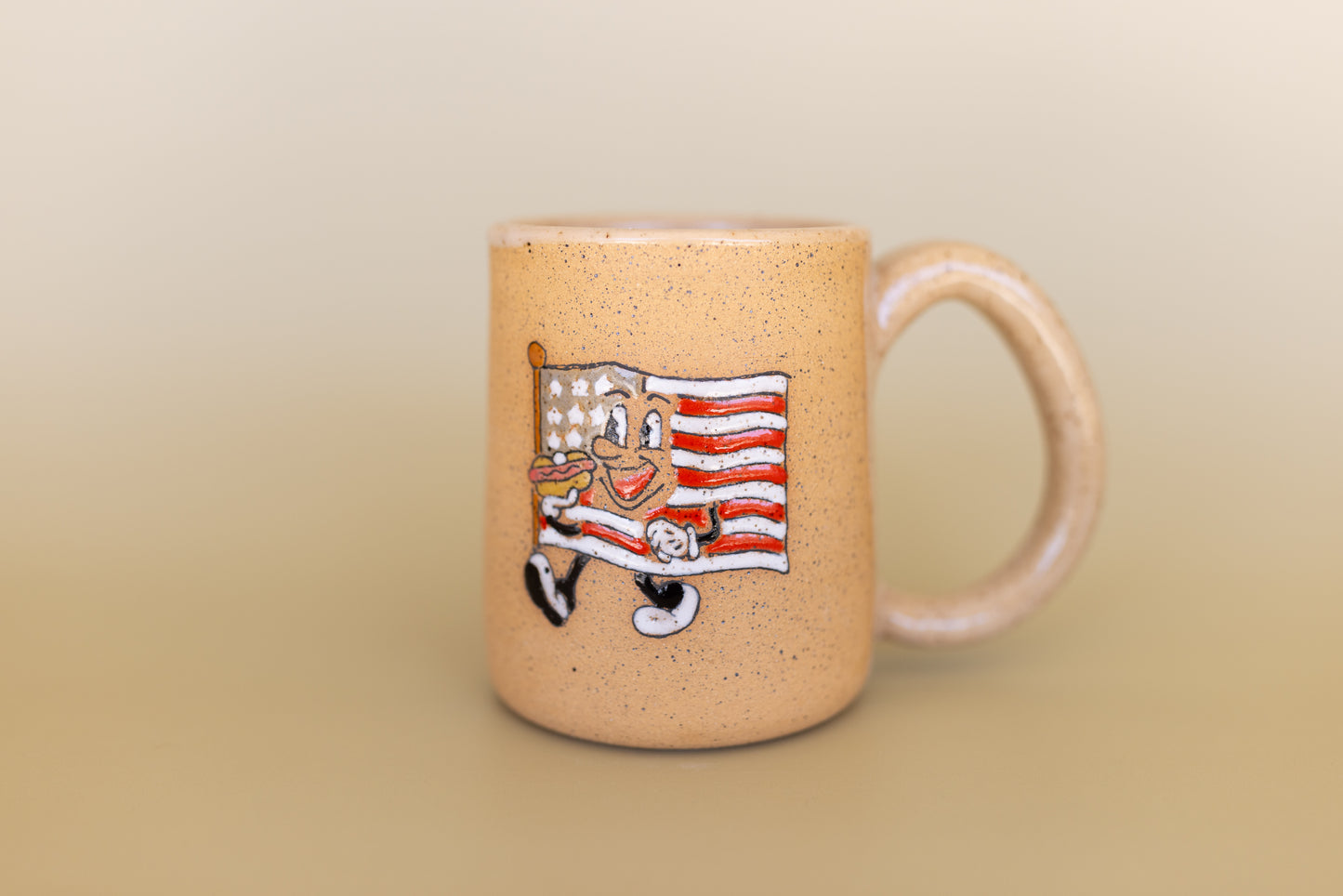 MUG 35/75 FLAG EATING HOT DOG