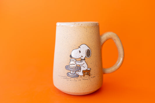 SNOOPY DOES POTTERY MUG