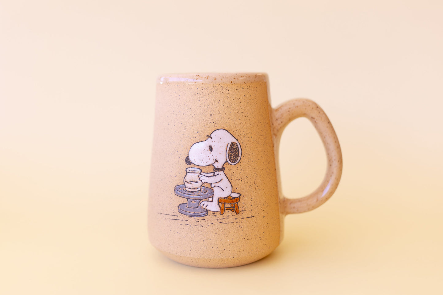 SNOOPY DOES POTTERY MUG